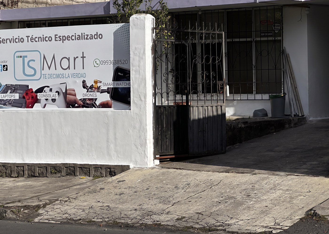 Fachada de TSmart en la calle Lugo, La Floresta, Quito