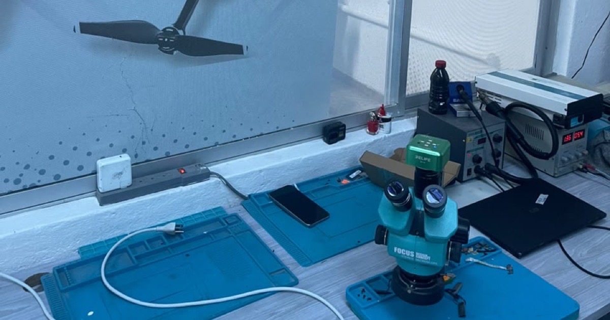 Microscopio de microsoldadura en el banco de trabajo de TSmart